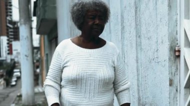Yaşlı Kadın Evinin Ön Kapısını Açıyor, Şehir Kaldırımlarında Gezinti 'den Dönüyor, 80' li yaşlarda yaşlı Afrikalı Amerikalı Günlük Aktivitelerden Sonra Güney Amerika Konutuna Ulaştı