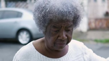 Kıdemli Gri Saçlı Afrikalı Amerikalı Kadın Evine Dönüyor, Şehir Kaldırımından Açık Ön Kapıya Merdivenler Tırmanıyor, YaşIı Bayan 'nın Residential Area' daki Günlük rutini