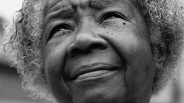 Ruhani yaşlı Afrikalı Amerikalı Kadın Düşüncelere daldı, siyahlı beyaz, tek renkli yaşlı bayanın yakın çekimi. 80 'lerin Umutları ve İnançları Var