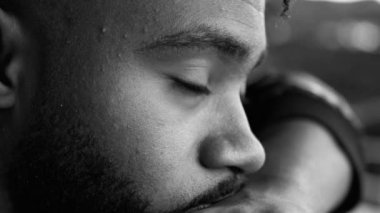Derin Meditasyonlu Balkon Üzerine Düşünce 'deki genç Afrikalı Amerikalı Adam dramatik tek renkli siyah beyaz görüntüler yakaladı. 20 'li yaşlarda siyahi birinin yakın plan yüzü.