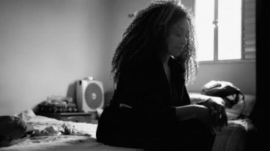 Afro-Amerikan Kadın Endişe ve Pişmanlıkla Karşı Karşıya Geçiyor Yatak odasında dramatik siyah-beyaz, tek renkli. Depresyonla mücadele eden umutsuz kişi.