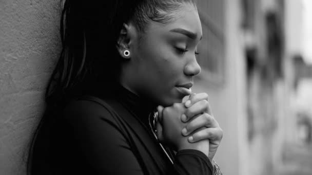 一个有思想的年轻黑人妇女在沉思中做出了决定 非洲裔美国成年女孩 双手紧握着沉思的表情 — 图库视频影像