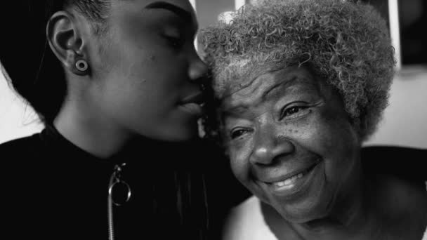 Між Афроамериканською Бабусею Онучкою Дівчинка Підліток Цілує Бабусю Чоло Захоплене — стокове відео
