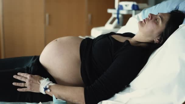 Brzuch Kobiety Ciąży Monitorowany Kroplówką Leżącej Szpitalnym Łóżku Podczas Skurczy — Wideo stockowe