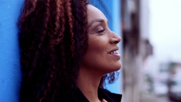 Een Grateful Zwarte Vrouw Van Middelbare Leeftijd Close Gezicht Staren — Stockvideo