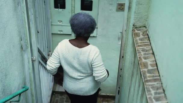 Mulher Africano Americana Cabelos Grisalhos Embarcando Uma Caminhada Senhora Idosa — Vídeo de Stock