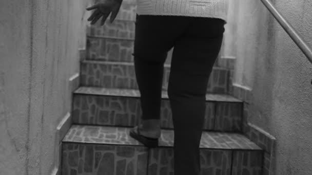 Mütevazı Etkin Yaşlı Afro Amerikan Kıdemli Kadın Merdivenlerden Yukarı Çıkıyor — Stok video