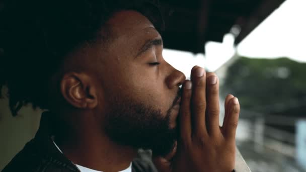 祈りのアフリカ系アメリカ人 セレン瞑想のプロフィール 若い黒人男性がホープとFaithで空に向かって目を開き 感謝を感じる — ストック動画