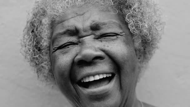 幸せな黒人シニアの女性の肖像画本物の実生活は 白で笑って笑います 80代のアフリカ系アメリカ人高齢者 — ストック動画