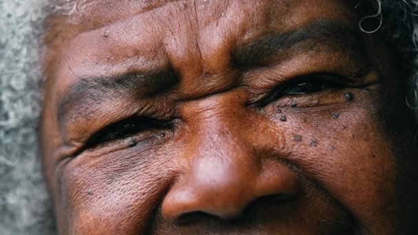 一位老年黑人妇女皱着眉头 眼睛盯着相机 一位非洲裔美国妇女的宏观特写画像 — 图库视频影像