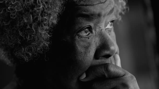 Продумана Афроамериканська Старша Пенсіонерка Яка Шукає Далеко Чорно Білому Глибоко — стокове відео