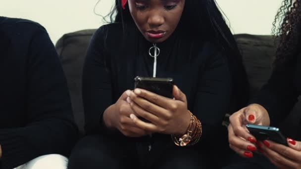 African American Friends Sms Soffan Ensamstående Tillsammans Telefonmissbruk Hypnotiseras Människor — Stockvideo
