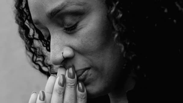 Zoufalá Afroameričanka Nadějí Vírou Hledící Vzhůru Modlitbě Osoba Hledající Boží — Stock video