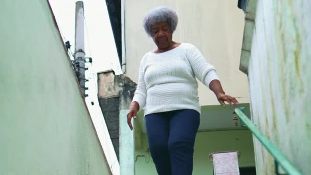 Południowoamerykańska Starsza Czarna Kobieta Wieku Lat Schodząca Schodów Chodnik Codzienne — Wideo stockowe