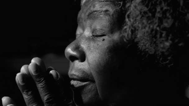 Крупный План Одинокой Пожилой Чернокожей Женщины Глубокой Медитации Глаза Закрыты — стоковое видео