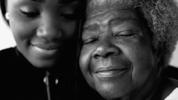Αφροαμερικανή Εγγονή Αγκαλιά Ηλικιωμένη 80S Γιαγιά Ασπρόμαυρο Μονόχρωμο Οικογενειακή Ενότητα — Αρχείο Βίντεο