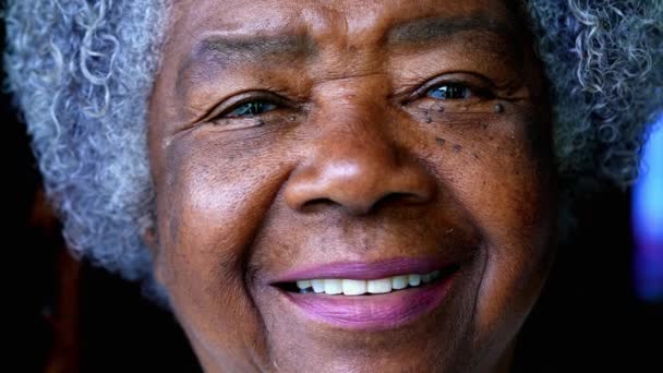 友好的非洲裔南美洲老年妇女对着摄像机微笑 紧闭的皱纹脸和80多岁老人的眼睛展示经验和智慧 — 图库视频影像