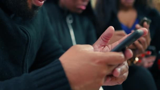 Люди Печатают Сообщения Телефонах Крупный План Афроамериканского Молодого Человека Который — стоковое видео