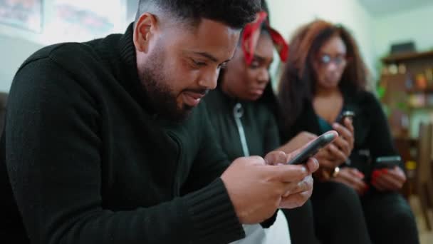 Tânăr Bărbat Latin Negru Care Scrie Mesaj Dispozitivul Mobil Prieteni — Videoclip de stoc