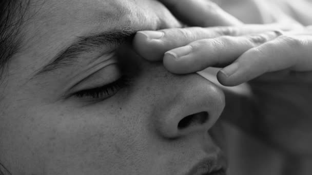 Yaşlarda Sıkıntılı Bir Kadın Acı Çeken Bir Yüze Yakın Duruş — Stok video