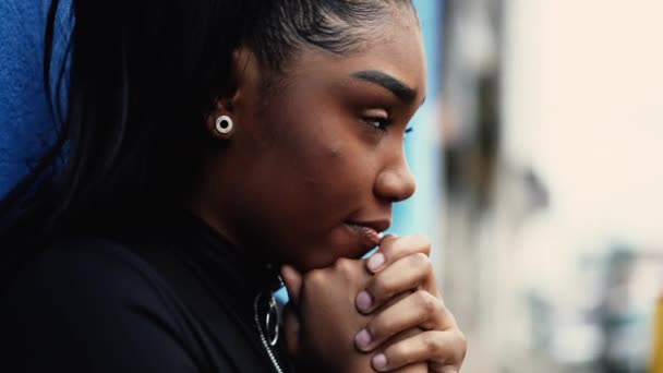 Egy Fekete Lány Fejjel Égnek Fordult Reménységgel Faith Tal Spirituális — Stock videók