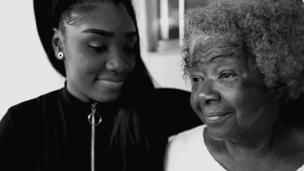 Uczuciowy Międzypokoleniowy Moment Miłości Pomiędzy Afroamerykańską Babcią Wnuczką Pochylającymi Się — Wideo stockowe