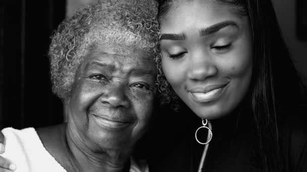 Africká Americká Babička Vnučka Pózují Společně Před Kamerou Detailní Tváře — Stock video