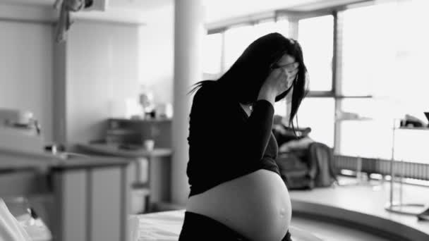 ホスピタルベッド ブラック ホワイトに座って 事前労働痛に苦しむ母親を期待するモノクロの描写 — ストック動画
