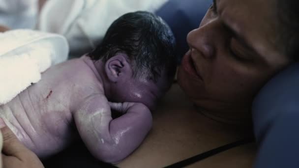 Szülés Pillanata Autentikus Terhesség Szülés Újszülött Baba Pihen Anya Mellkasán — Stock videók