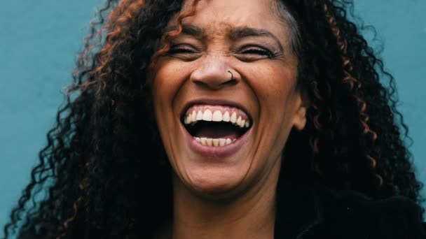 Eine Glückliche Schwarze Frau Ihren Vierzigern Lächelt Und Lacht Die — Stockvideo