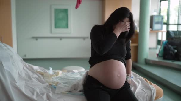 Doğum Öncesi Doğum Sancısı Çeken Hamile Bir Kadın Yüzü Ağrıyla — Stok video
