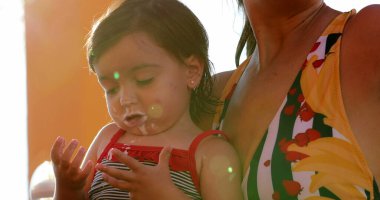 Yoğurtla kaplı pis küçük kız ağzı.