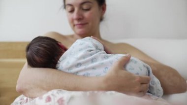 Annelik bakımı, annenin kucağına alıp emzirdiği yeni doğmuş bebeği kollarına alması, annenin ilk günlerinde bebekle bağ kurması.