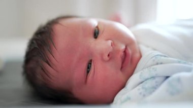 Yeni doğmuş bebeğin yakın plan yüzü, hayatının ilk günlerini yakalıyor. Etrafındaki dünyayı gözlemliyor, hayatının ilk haftasını.