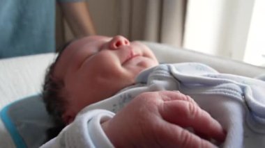 Yeni doğmuş bebek, minicik eller, hayatın ilk günlerinde makro yakın çekim. Sevimli bebek eli, hayatın ilk haftası.