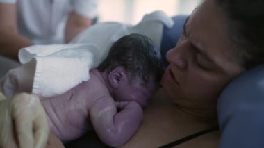 Gerçek hayatta doğum, doğumdan hemen sonra bebeğini kucağında tutan annenin tıbbi klinikteki küvette yatan annesinin aynı anda acı ve neşe yaşaması.