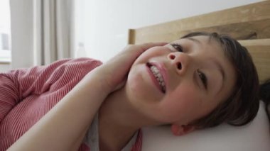 Anne, çocuk ve bebek sabahları sevgi ile çevrili olarak yatakta yatıyorlardı. Yeni doğmuş bebeği kucağında tutarken küçük bir çocuğu okşamak, yeni üyemize hoş geldin demek.