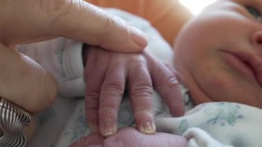 Bebekliğin ilk günlerinde yeni doğmuş minik ellere dokunmak. Bebeğim, anne şefkati.