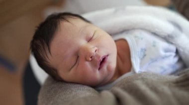 Yeni doğmuş bebek, hayatının ilk günlerinde derin bir uykuda derin bir uykuda uyuyor. Bebek uykusunun ilk haftası