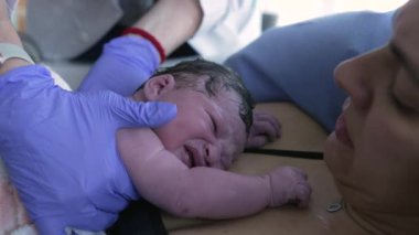 Doktor, bebeğin doğumunun ilk saniyelerinde annesinin göğsünde ağlar, doğumdan hemen sonra annesinin tenini hisseder, doğumda bebeğin ilk ağlamasını hisseder.