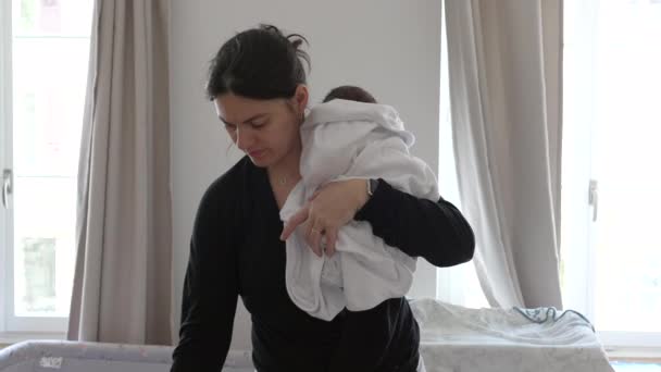 Mãe Multi Tarefa Enquanto Segurava Bebê Recém Nascido Nos Braços — Vídeo de Stock
