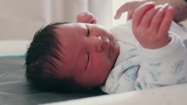 Anne Bebeğin Bezini Masanın Üzerinde Nazikçe Değiştiriyor Bebeğin Ilk Haftasında — Stok video