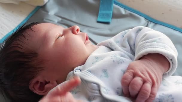 Újszülött Csecsemő Élet Első Napjaiban Közelkép Arcról Kézről Ahogy Mozog — Stock videók