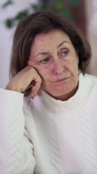 Pensiv Äldre Kvinna Djup Mental Reflektion Med Handen Hakan Kontemplativ — Stockvideo