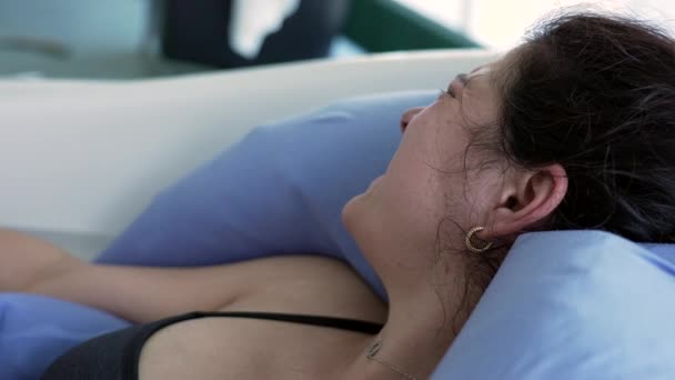 分娩时感到腹痛的妇女躺在浴缸里 分娩时感到真正的疼痛 面部特写 — 图库视频影像
