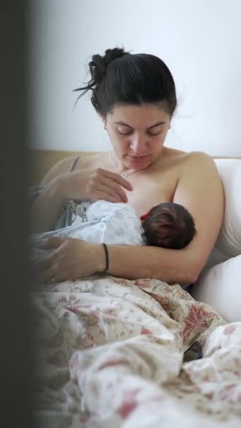 Mutter Untersucht Ihre Brust Auf Milch Während Sie Ihr Neugeborenes — Stockvideo