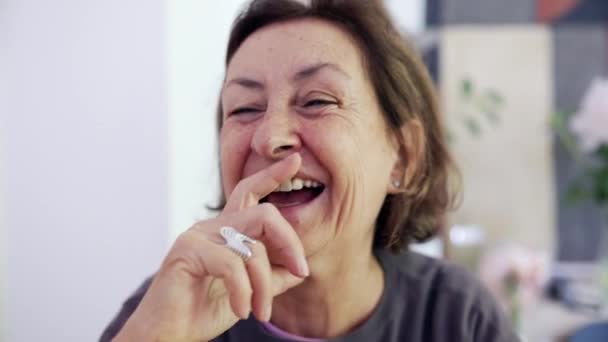 Wanita Tua Tertawa Spontan Kehidupan Nyata Yang Otentik Tertawa Dan — Stok Video