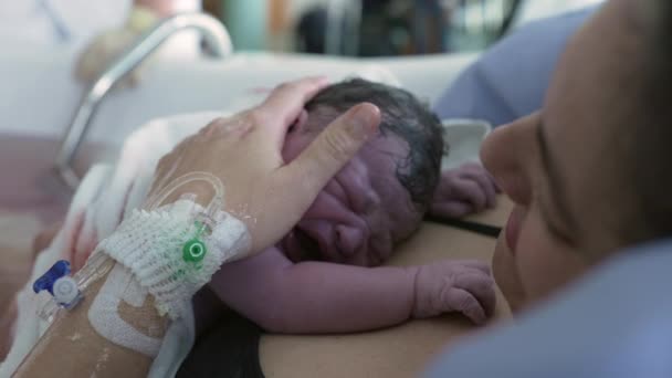 Mother Welcoming Her Newborn Baby Giving Birth Infant Crying Mother — Vídeo de stock
