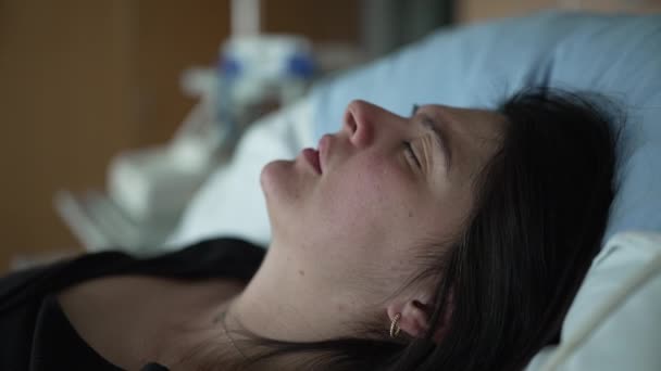 Lijdende Zwangere Vrouw Lag Het Ziekenhuis Bed Gevoel Weeën Close — Stockvideo