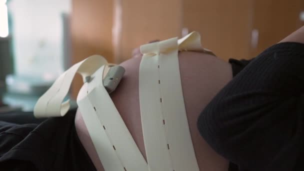 用超声波仪器对孕妇腹部进行近距离检查 以测量分娩前宫缩期间婴儿的心率 — 图库视频影像